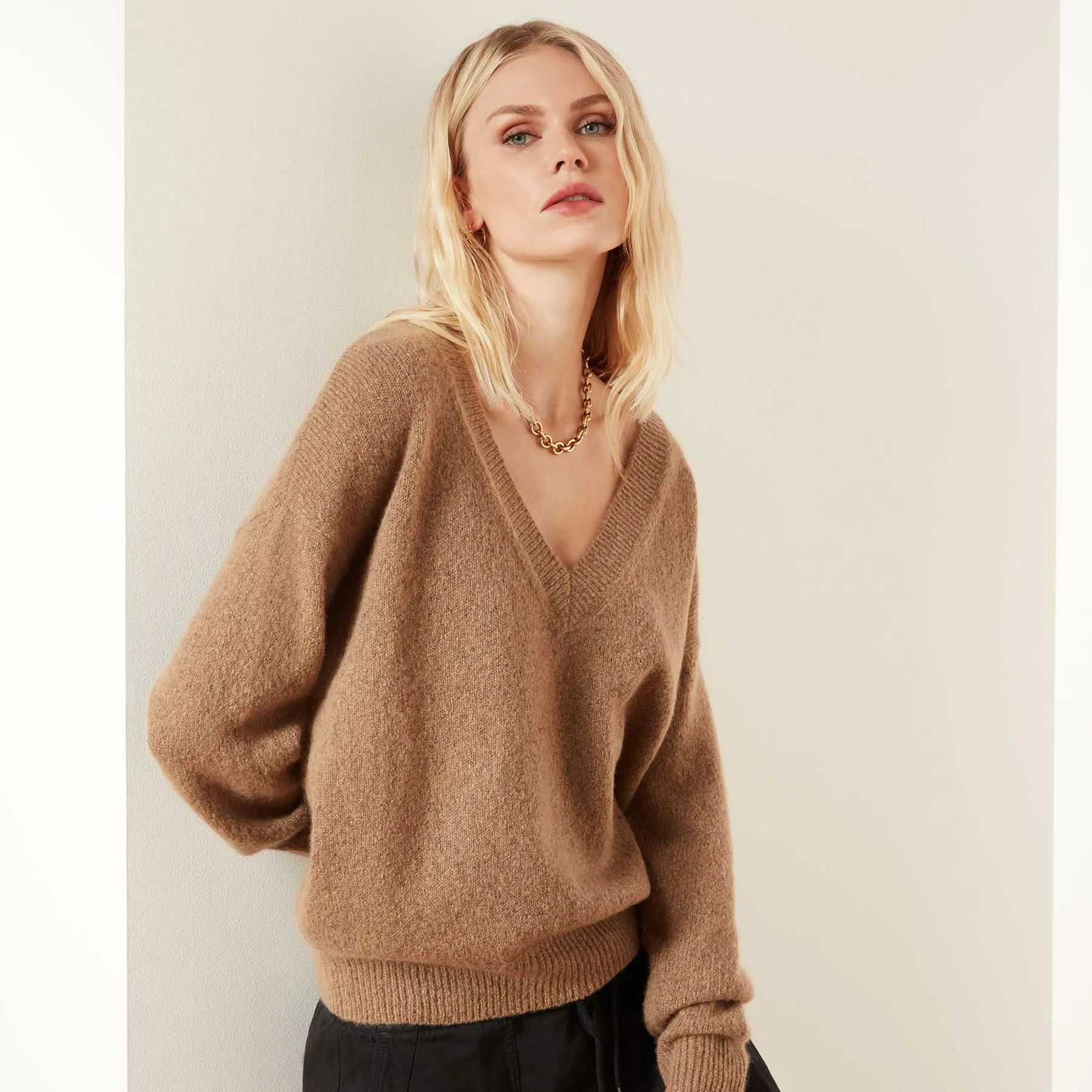 Lightweight Cashmere V Neck Sweater - Walnut